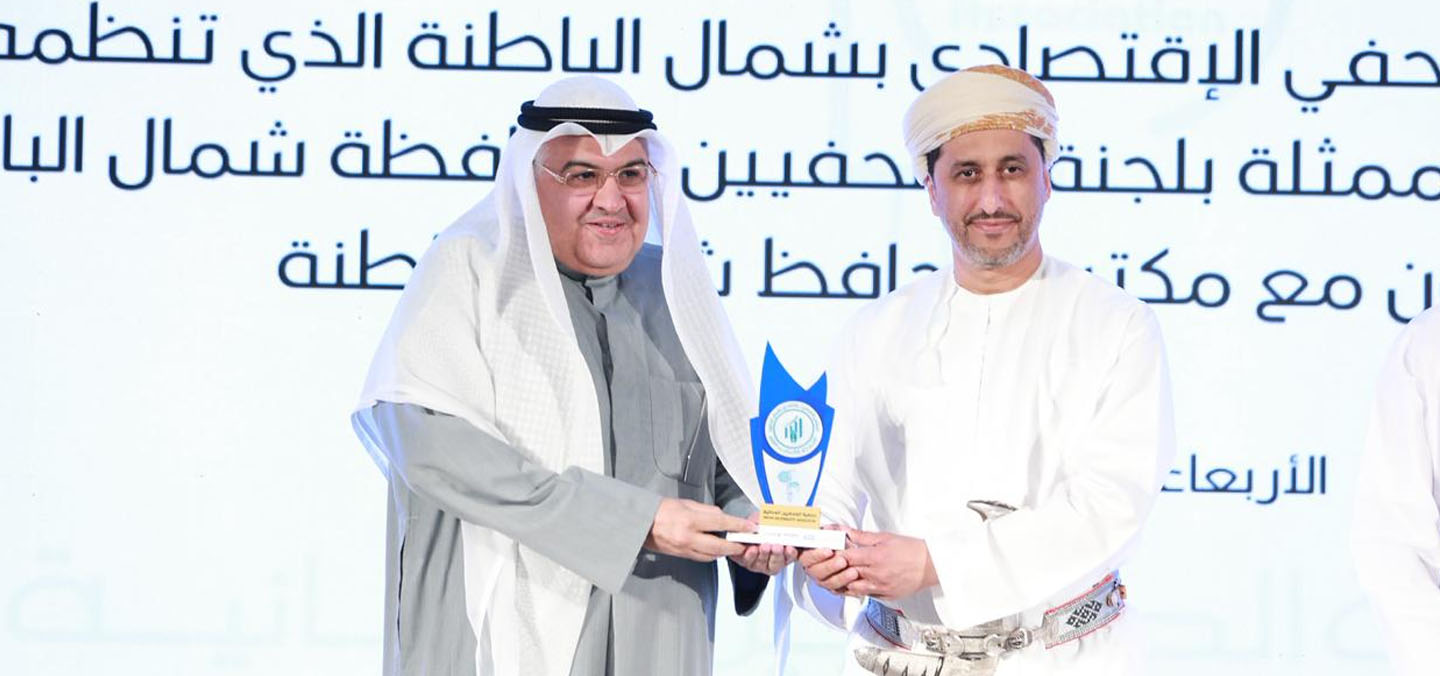 محافظ شمال الباطنة يكرم  رئـيــس تـــحــريـــر  إيـكـونـيـوز  على هامش الملتقى الصحفي الاقتصادي في سلطنة عمان